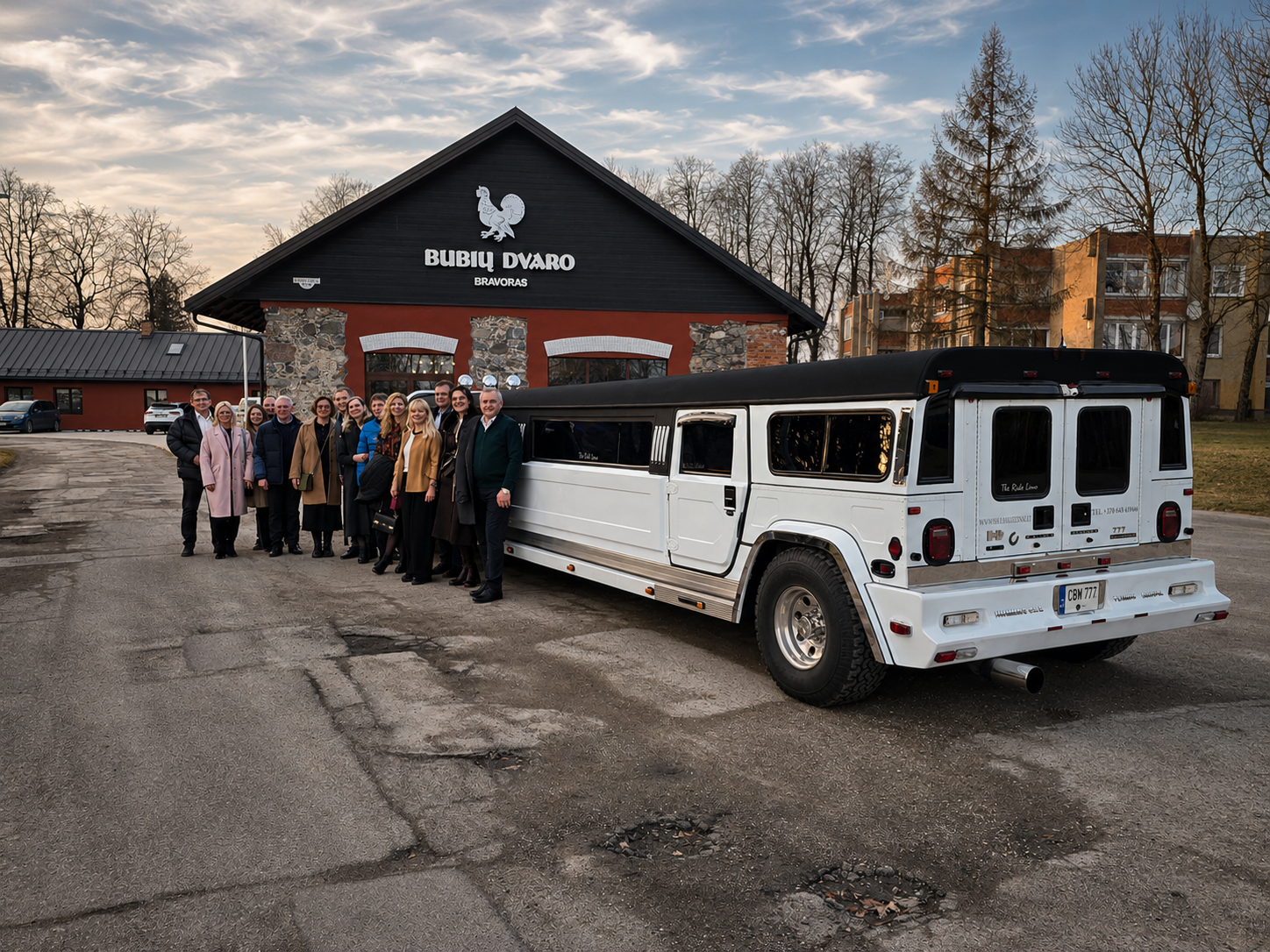 Didelė kompanija prie balto Hummer limuzino gimtadienio šventėje